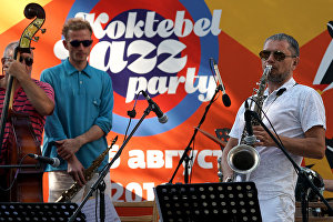 Саксофоніст Герман Лук'янов (праворуч) виступає на Волошинській сцені на 16-му міжнародному музичному фестивалі Koktebel Jazz Party